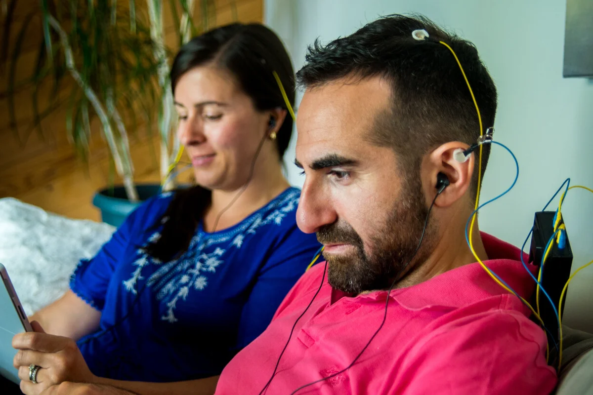 Couple entrain de faire une séance de neurofeedback neuroptimal à Gignac proche de montpellier en Occitanie.