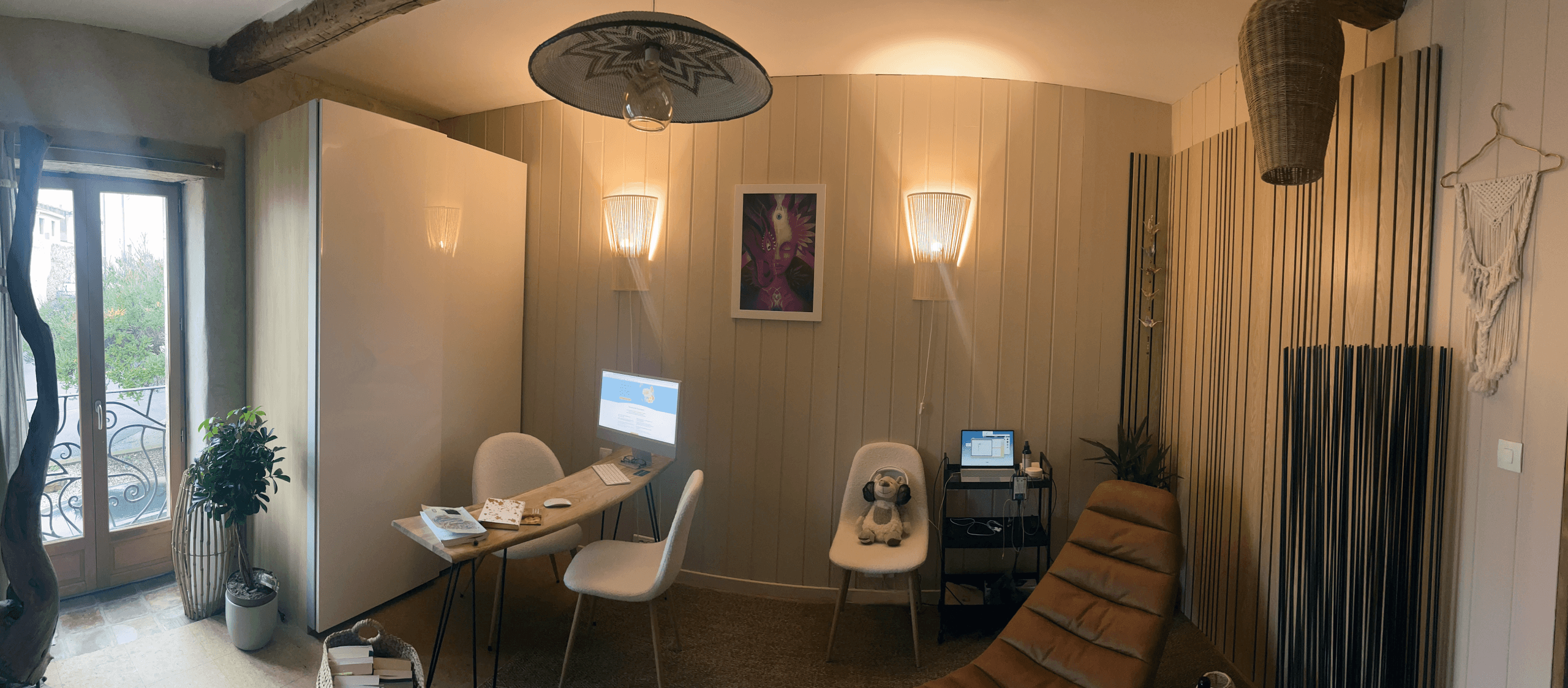 Cabinet Neuro-Lynks à Gignac (34) - Espace chaleureux pour vos séances de Neurofeedback, Coaching et Soins énergétiques méthode HEP Vue de l'intérieur du cabinet Neuro-Lynks à Gignac : espace de neurofeedback Neuroptimal, coaching et soins énergétiques avec fauteuil relaxant et ambiance douce.